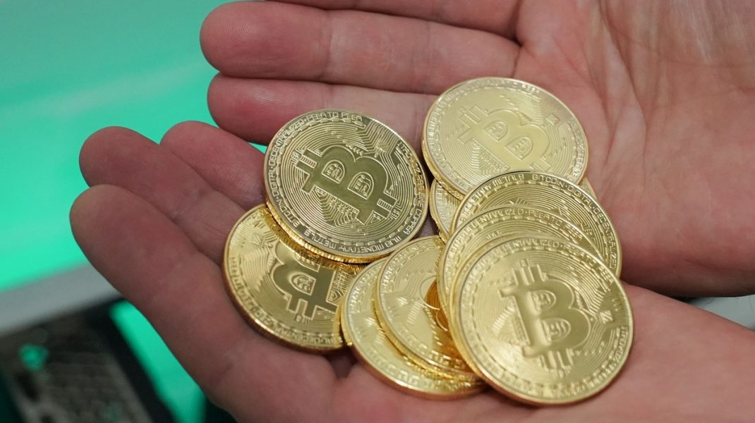 Înainte să câştigaţi milioane de euro din bitcoin, nu vreţi să cumpăraţi un finicoin?