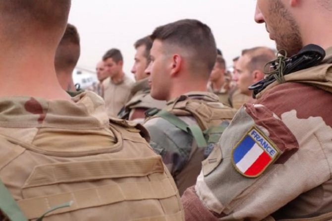 Franţa sute militari România