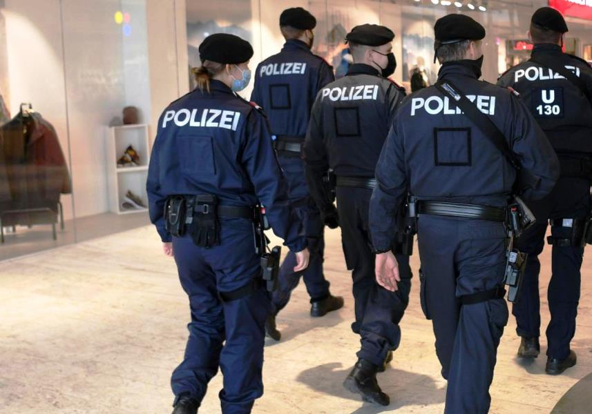 controale politisti centre comerciale austria