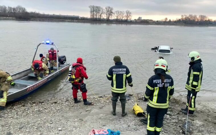 O mașină marca Mercedes a plonjat în Dunăre
