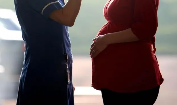 Austria femeie însărcinată minţit victima jaf