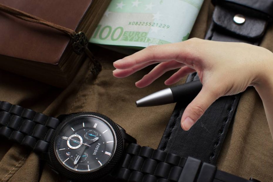 Austria, a furat bani și ceasuri de la bătrânul asistat