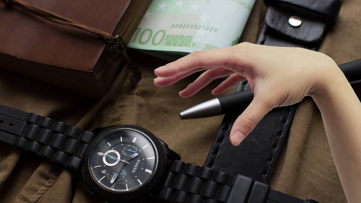 Austria, a furat bani și ceasuri de la bătrânul asistat 
