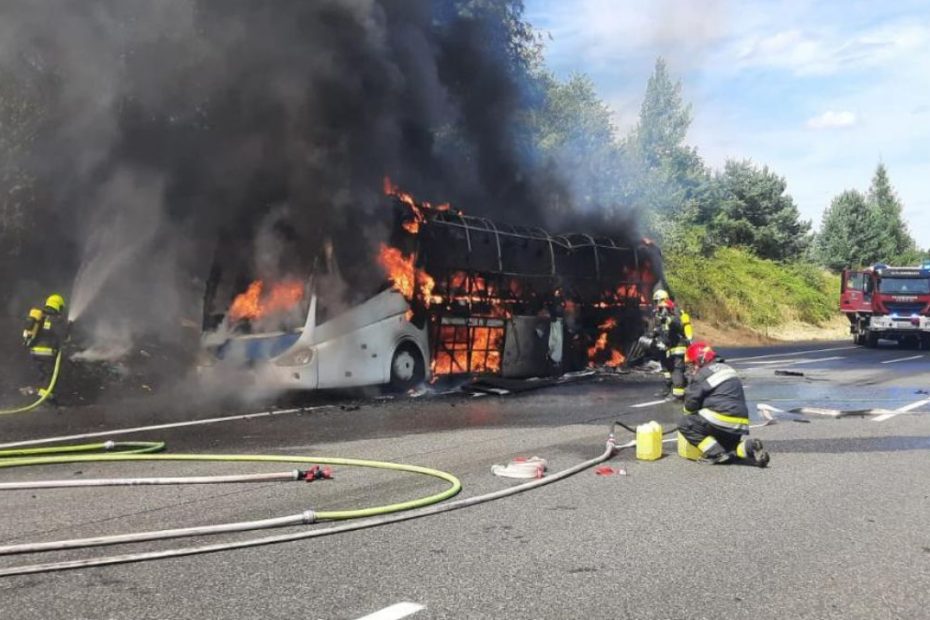 Un autocar românesc a ars complet lângă Viena