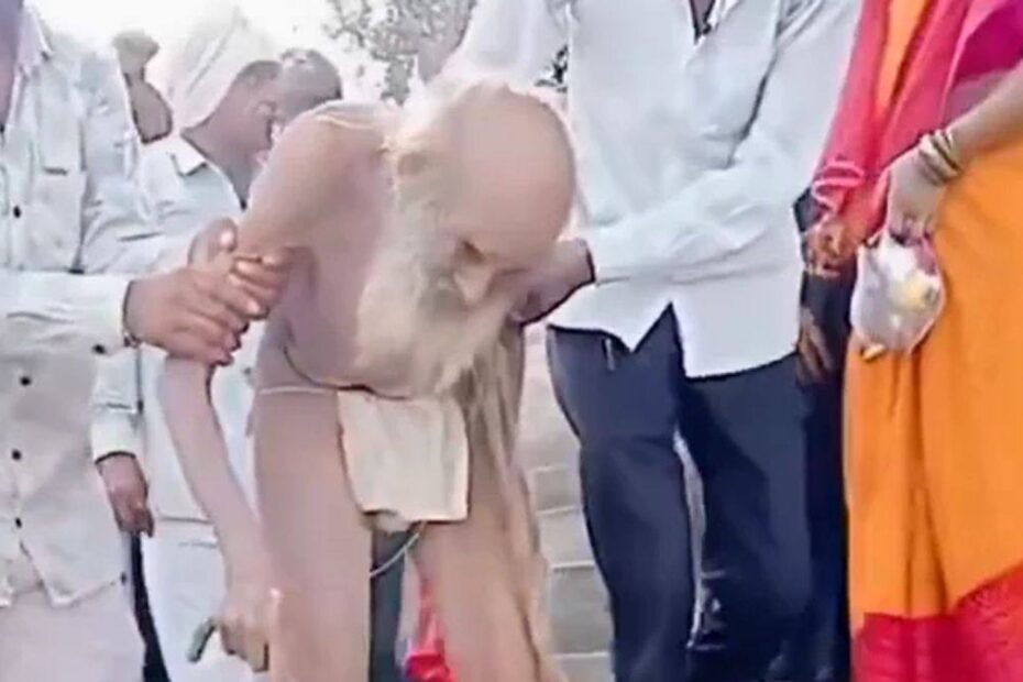 Siyaram Baba, bătrânul din India de vârstă necunoscută - Un videoclip a devenit viral pe rețelele de socializare în care sunt văzute mai multe persoane ajutând un bărbat în vârstă din India, cu aspect foarte fragil, să meargă. Acesta este Siyaram Baba, un personaj foarte popular printre vecinii săi din statul indian Madhya Pradesh și care este considerat un sfânt.