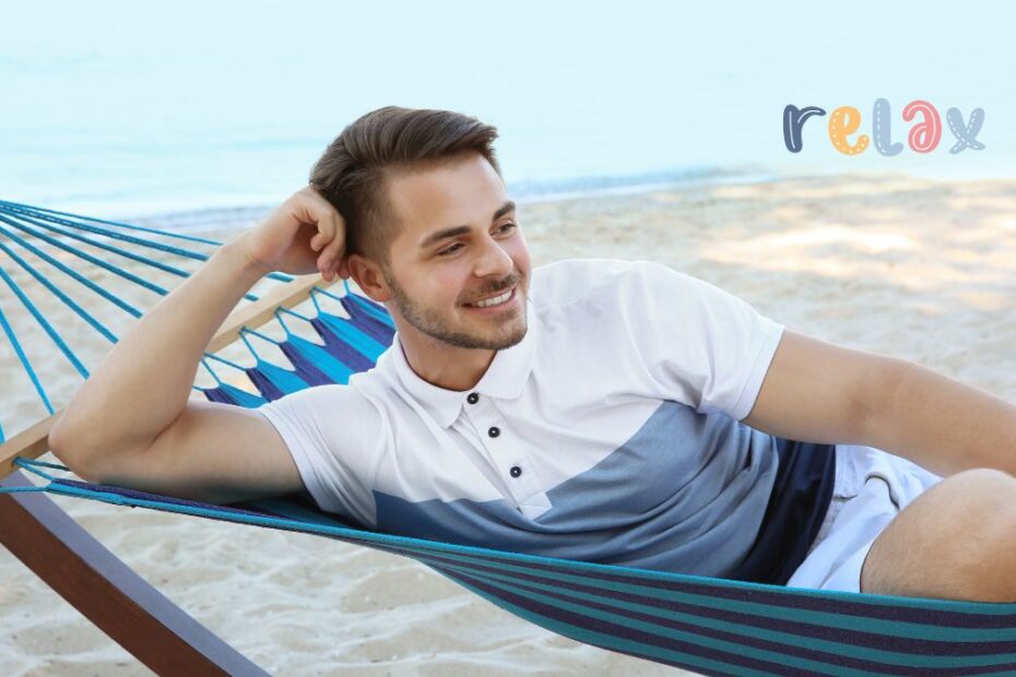 gen z micropensionare tânăr relaxat în șezlong la mare