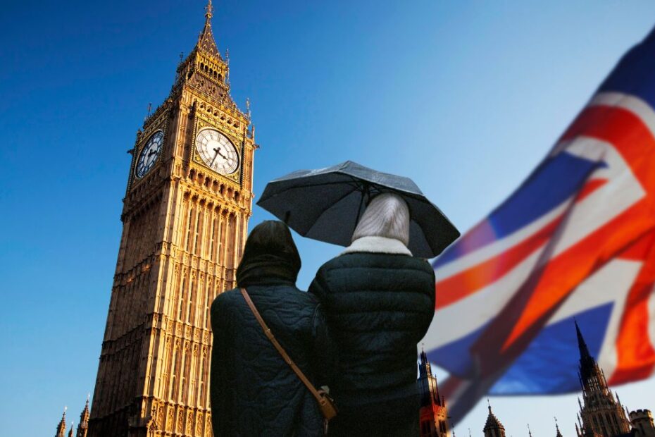 Alerta privind pensiile vine din Marea Britanie foto două persoane sub umbrelă