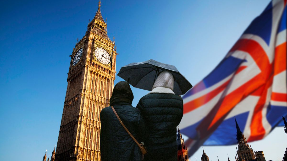 Alerta privind pensiile vine din Marea Britanie foto două persoane sub umbrelă