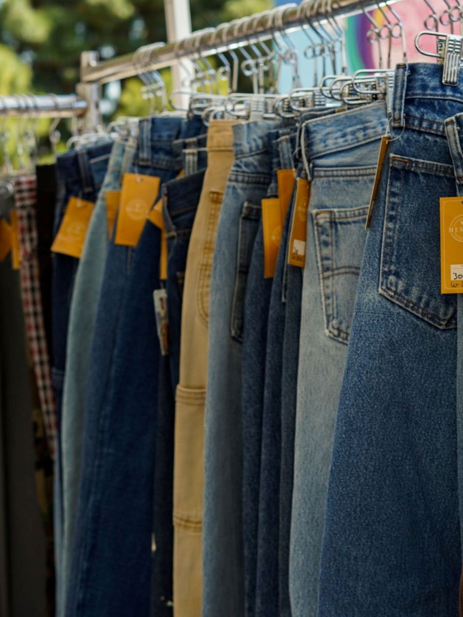 Foto: Magazin second hand, blugi expuși la vânzare
