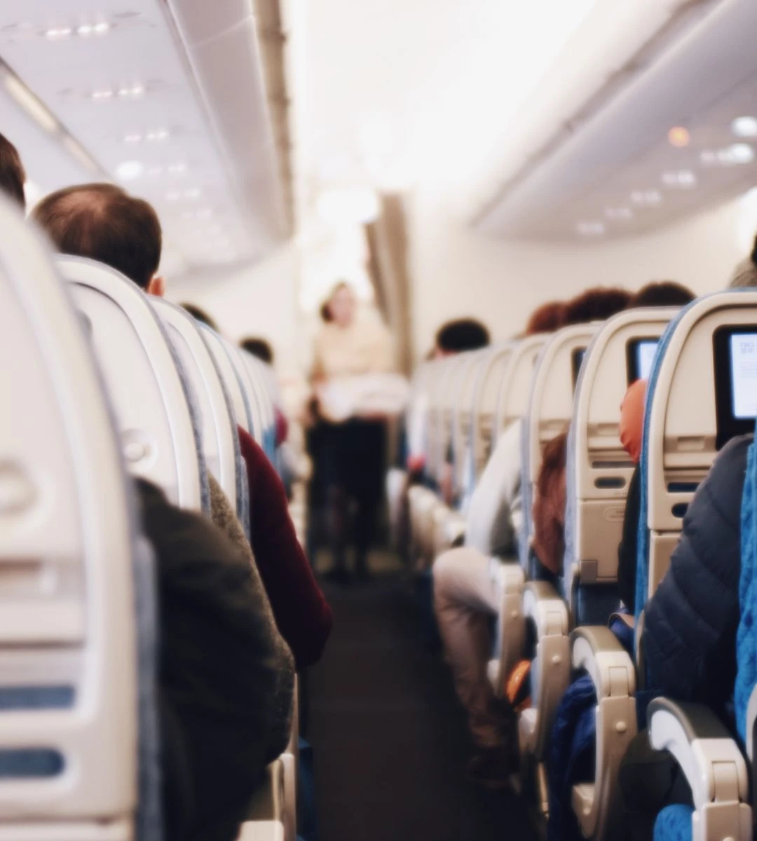 Foto: Pasageri așezați pe scaune într-un avion