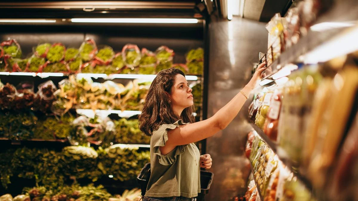 Cea mai bună zi pentru cumpărături. Foto: O femeie la cumpărături în supermarket