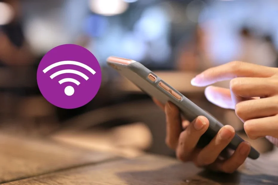 Schimbare pe toate smartphone-urile din 28 iunie 2025. În imagine, o mână feminină apăsând butoanele unui smartphone.