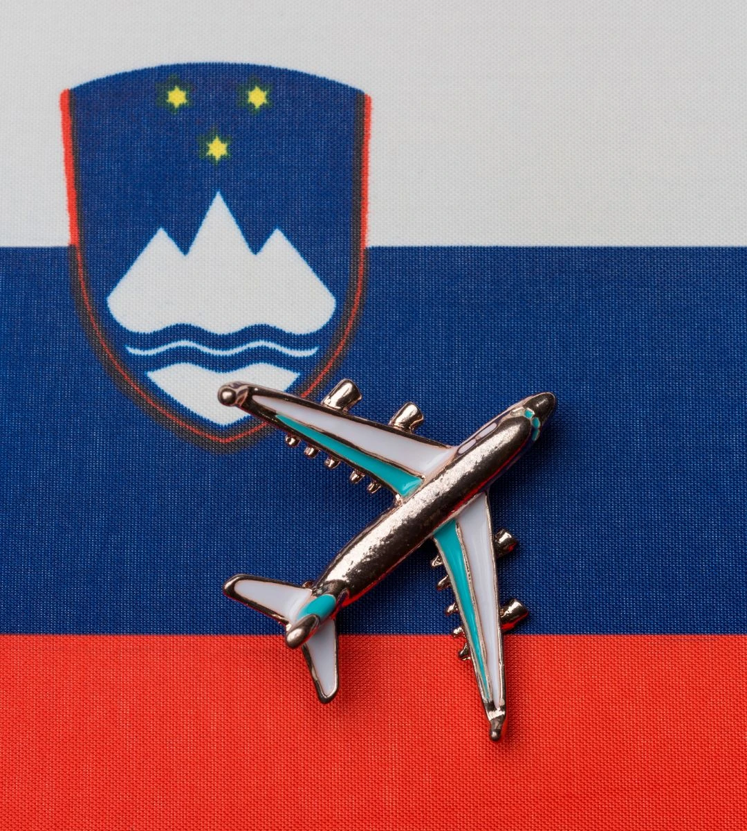 Slovenia a suspendat acordul Schengen. Măsuri extraordinare la frontiere. Fotografie: Drapelul sloven și un avion