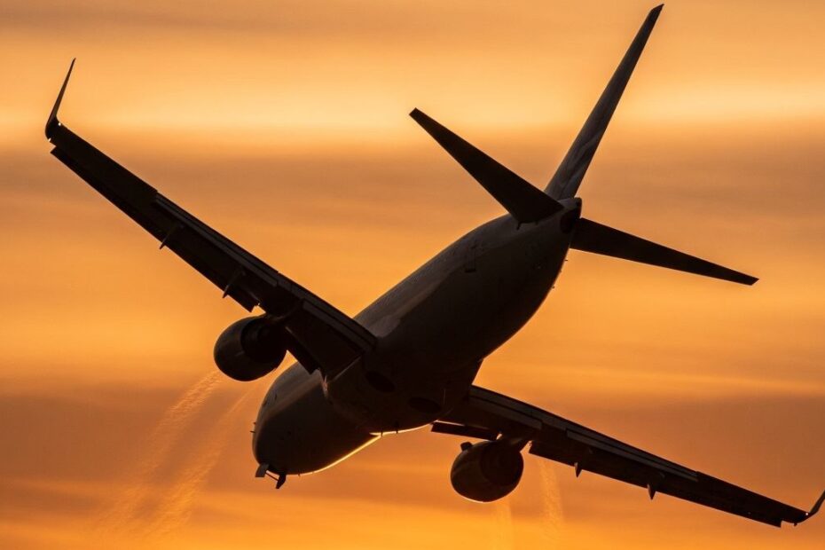 Avion Boeing 737 cu pasageri în cădere liberă