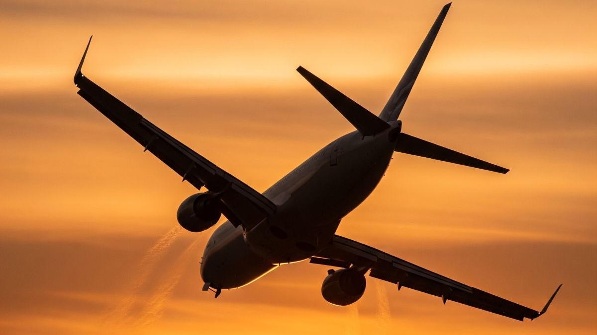 Avion Boeing 737 cu pasageri în cădere liberă