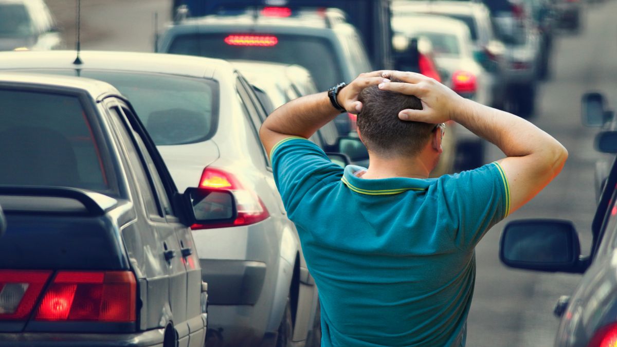Foto: șofer nemulțumit de blocajul din trafic