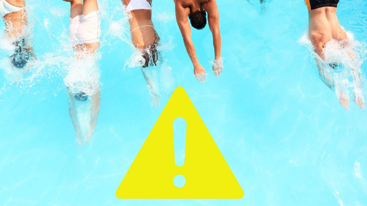 Interzis la piscină pentru străini