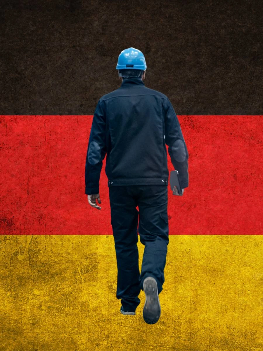 Giganții pieței se revoltă împotriva reglementărilor UE. În imagine, un muncitor pe fundalul steagului german.