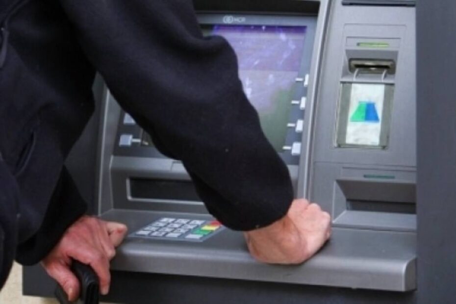 Un român a smuls un bancomat cu mașina
