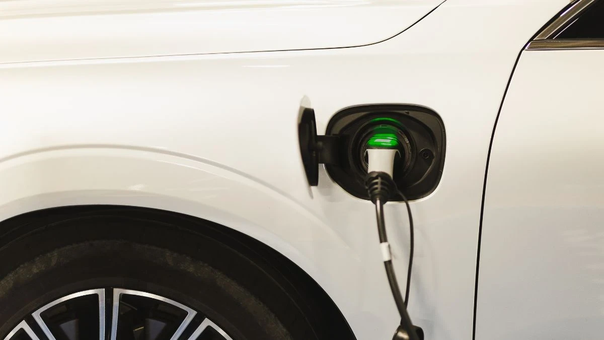 Co czwarty sprzedany samochód w 2025 będzie elektryczny Foto ładowanie samochodu elektrycznego