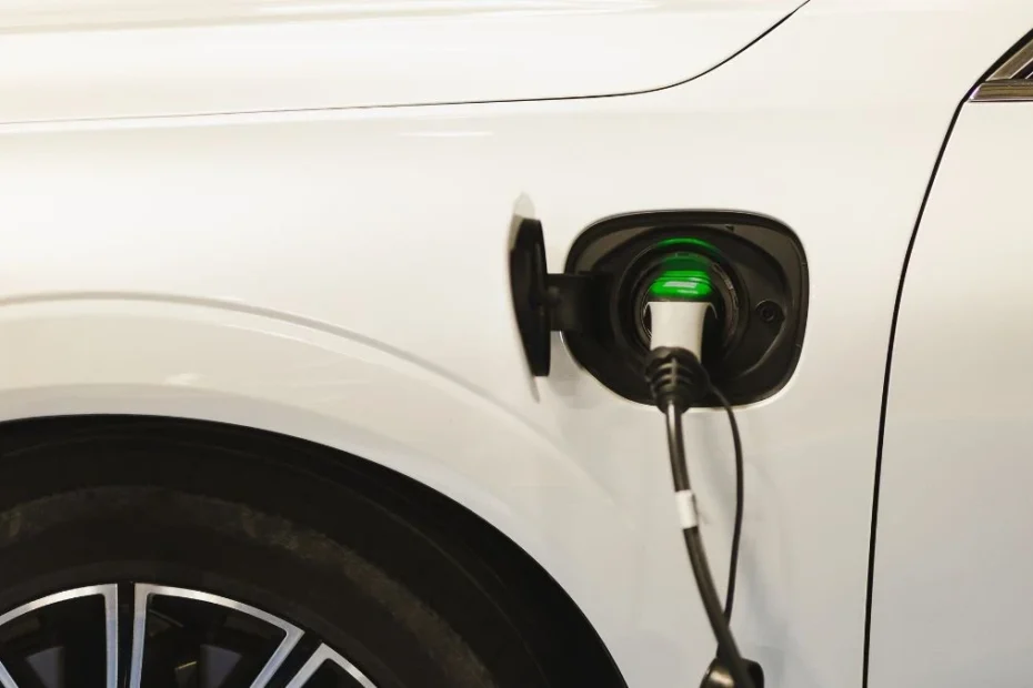 Fiecare al patrulea automobil vândut în 2025 va fi electric Foto încărcare automobil electric