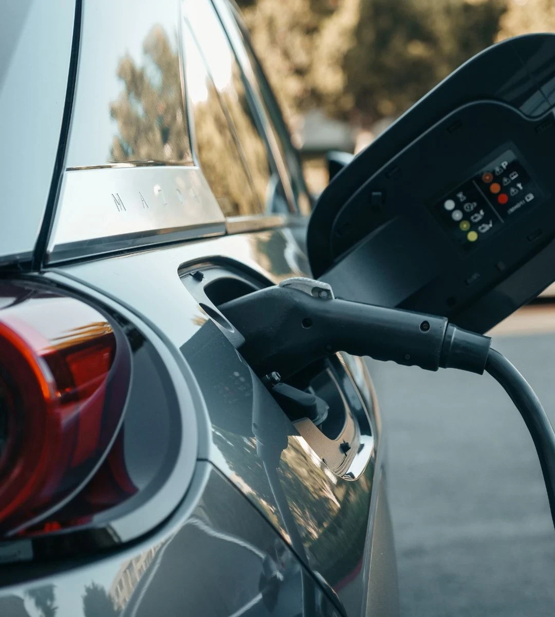 Co czwarty sprzedany samochód w 2025 będzie elektryczny Foto ładowanie samochodu elektrycznego