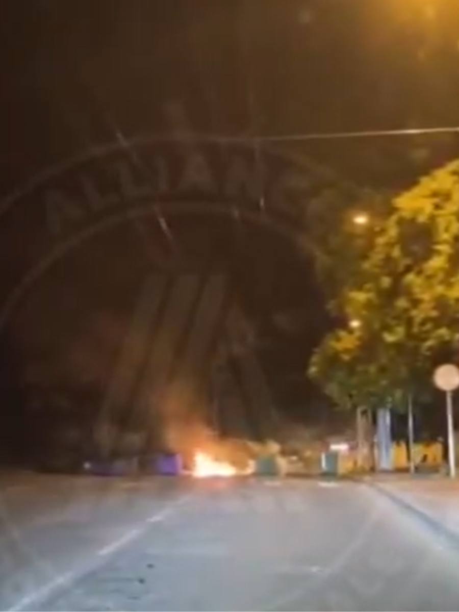 Peste 100 de protestatari au blocat autostrada și au atacat poliția
