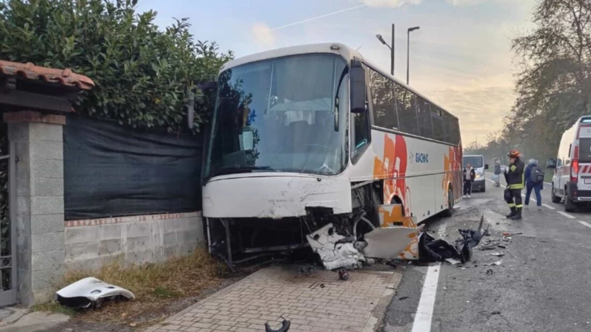 Imagine cu autoturismul distrus în urma impactului cu autobuzul