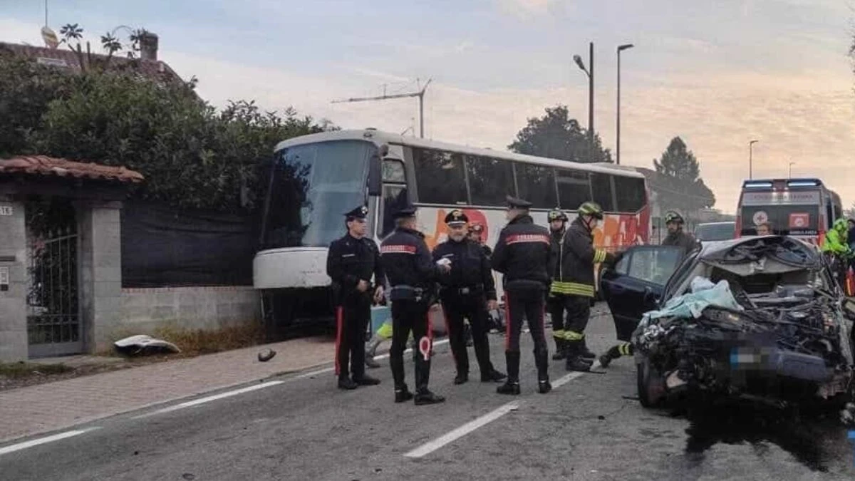 Locul accidentului din provincia Torino, unde o mașină s-a ciocnit cu un autobuz școlar