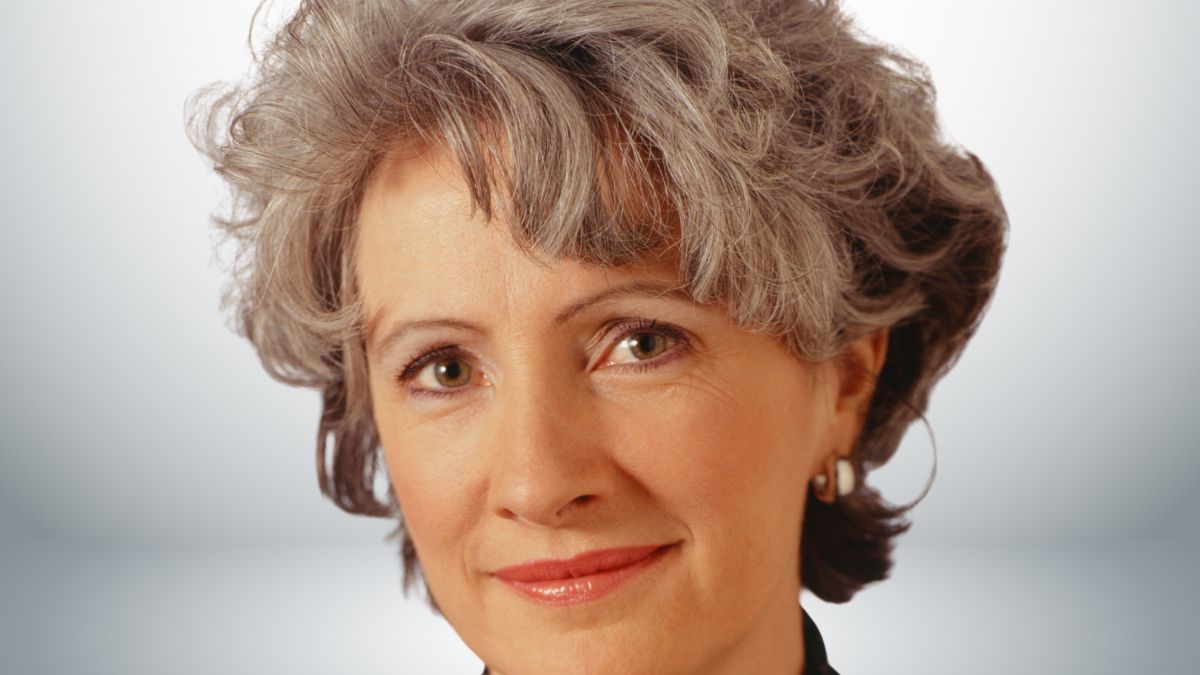 Ce înseamnă când o persoană preferă să-și etaleze părul gri, conform