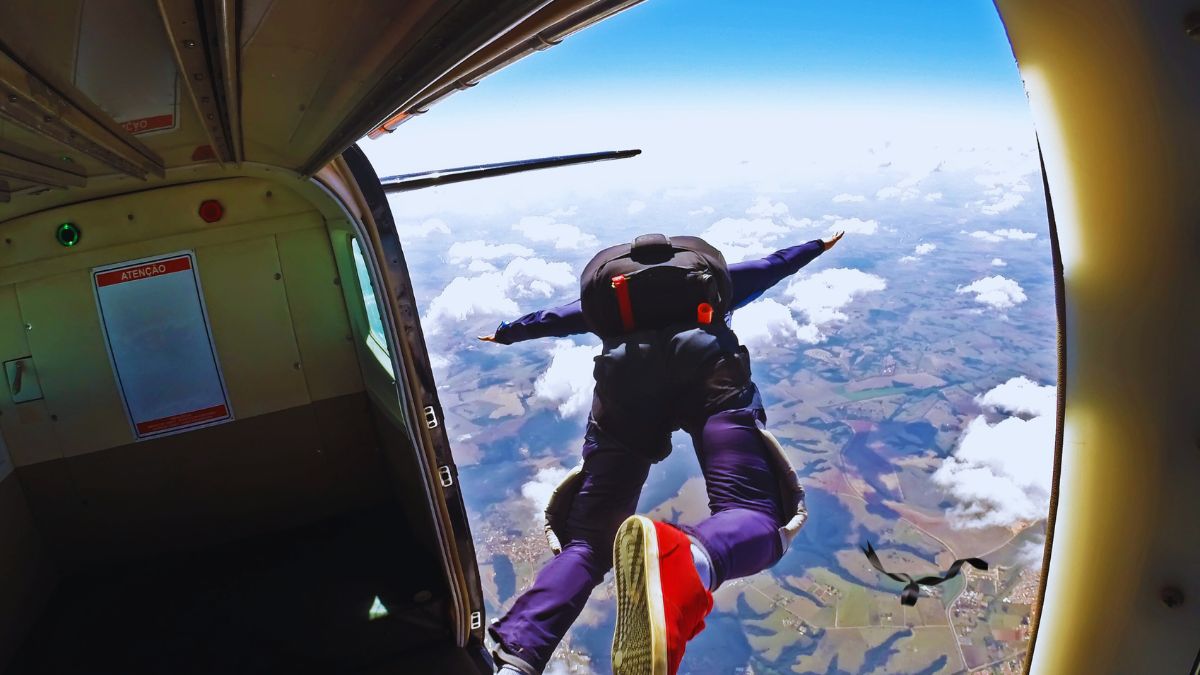 Un salt sportiv se transformă într-un accident fatal. Parașutele celor doi s-ar fi apropiat periculos.