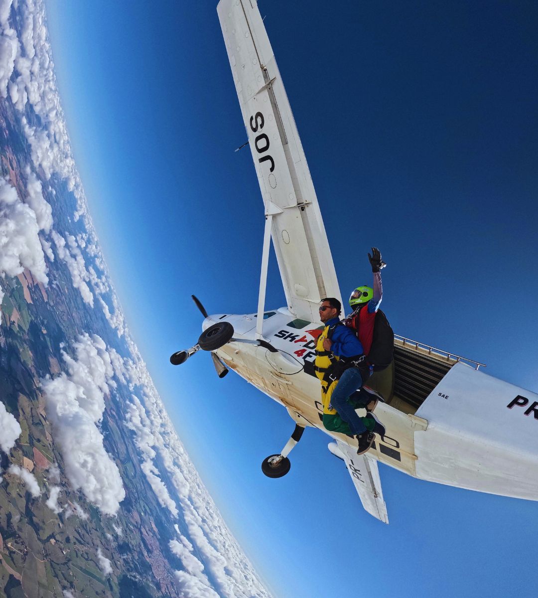 Un salt sportiv se transformă într-un accident fatal. Parașutele celor doi s-ar fi apropiat periculos.