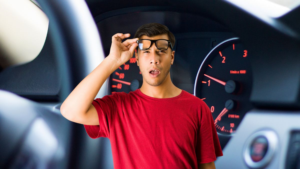 Butonul ignorat din mașină care îți face traficul mai ușor, fără să știi