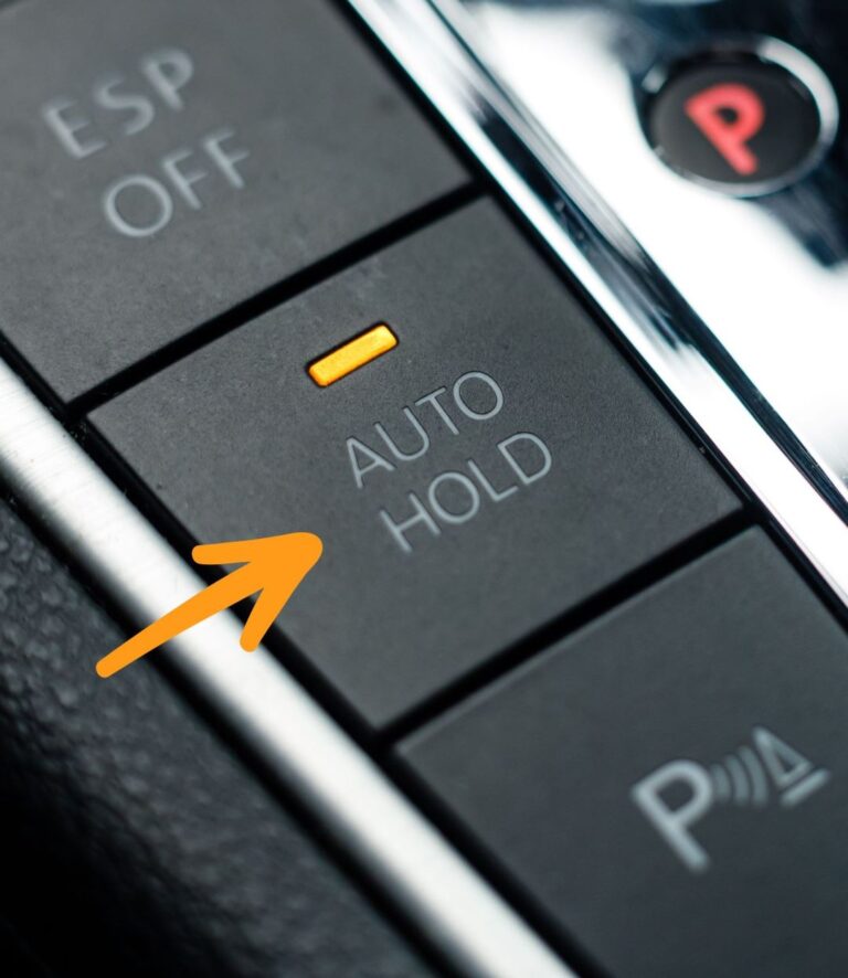 Butonul ignorat din mașină care îți face traficul mai ușor, fără să știi