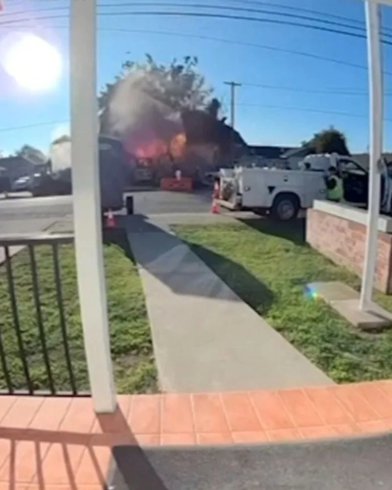 Zonă rezidențială din Hayward afectată de explozie, cu echipe de intervenție la fața locului