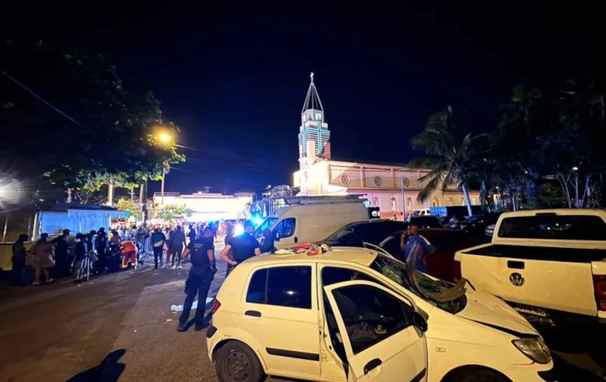 Salvatori la locul unui accident cu mai multe persoane întinse pe jos.