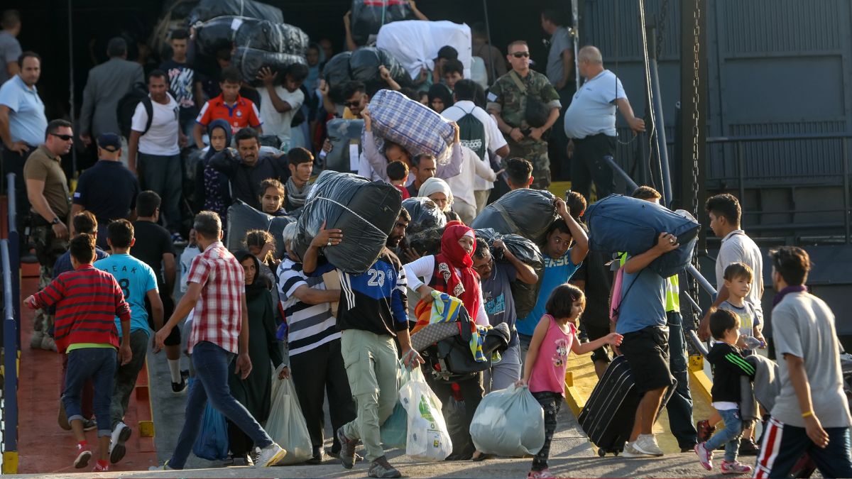 Refugiații iau cu asalt Grecia