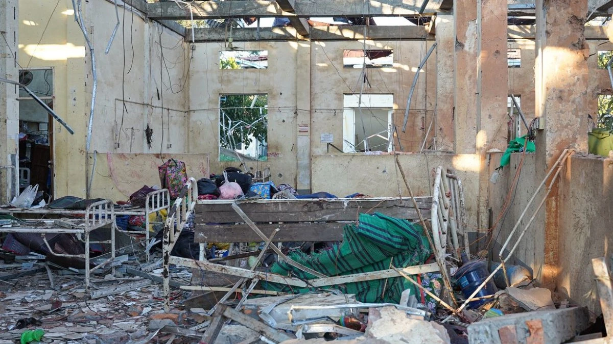 Imagine cu un spital distrus după o explozie