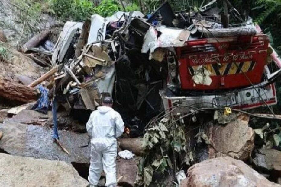 Autobuz cu elevi s-a prăbușit într-o prăpastie