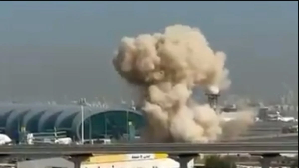 Coloană de fum după explozii în apropierea aeroportului din Dubai