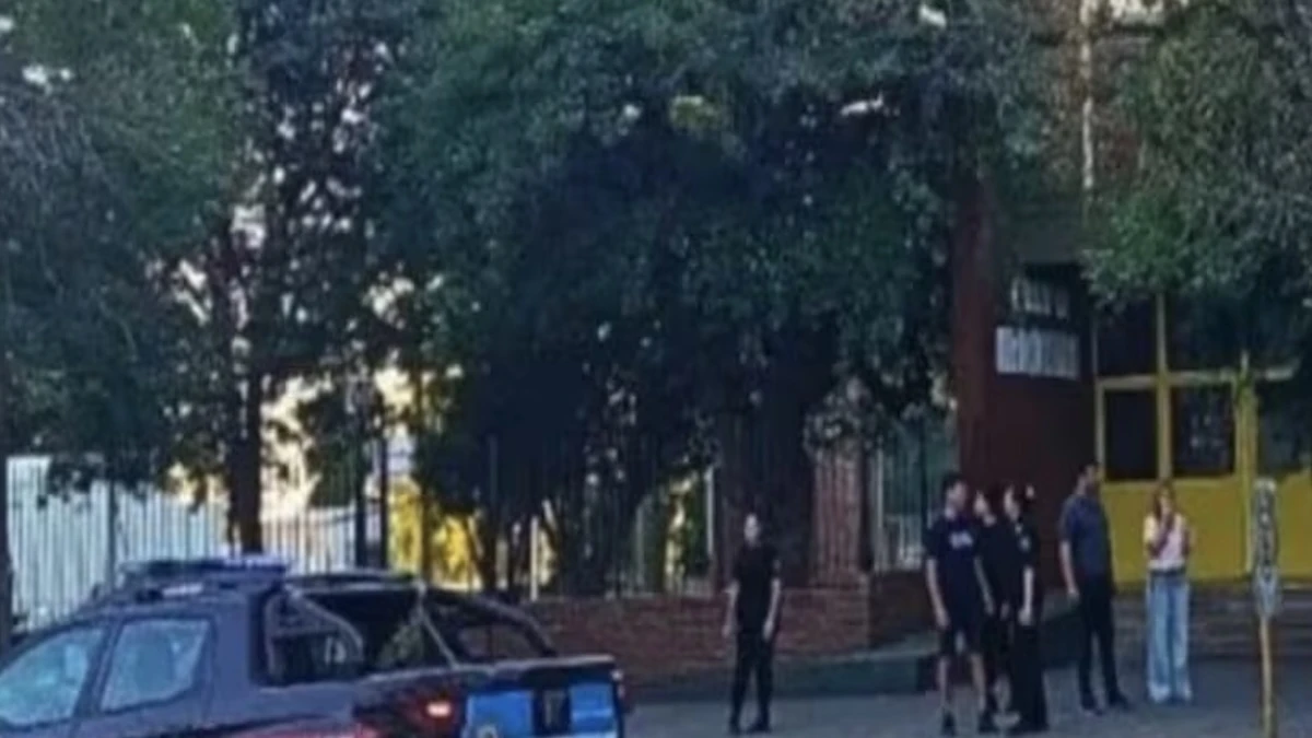 Mașini de poliție și intervenție după un atac armat la o școală din San Cristóbal, provincia Santa Fe, Argentina