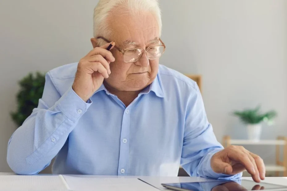 Marea Britanie majorează vârsta de pensionare. Foto: pensionar care se uită la ceva pe o tabletă