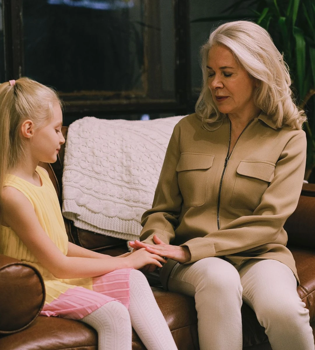 Marea Britanie ridică vârsta de pensionare: pensionară împreună cu nepoata