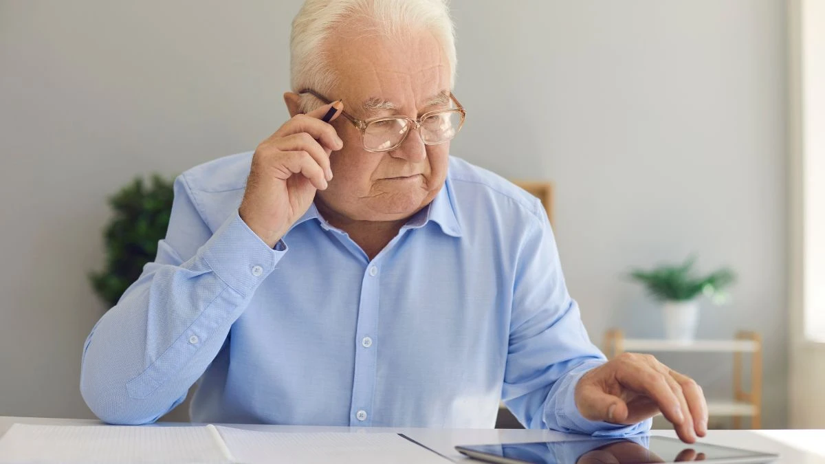 Marea Britanie ridică vârsta de pensionare: pensionar folosind o tabletă