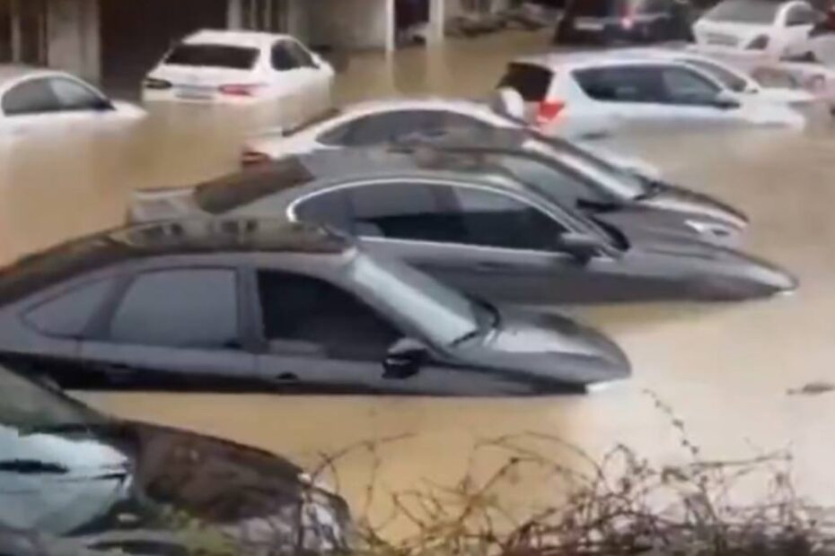 Rusia înghițită de ape, stare de urgență