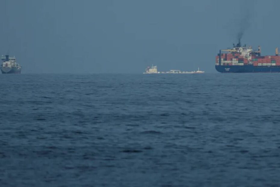 Iranul bombardează o navă civilă