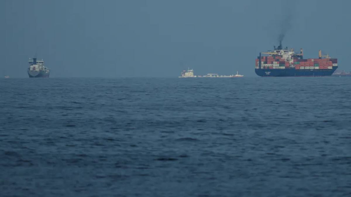 Iranul bombardează o navă civilă