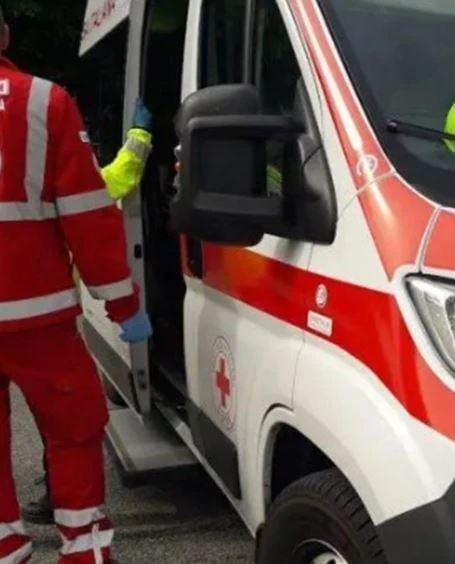 Pisa, agresiune la școală: elevă rănită la gât cu foarfeca de către o colegă