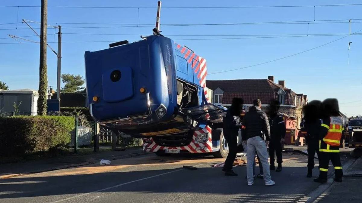 Un tren cu sute de pasageri a intrat într-un convoi militar