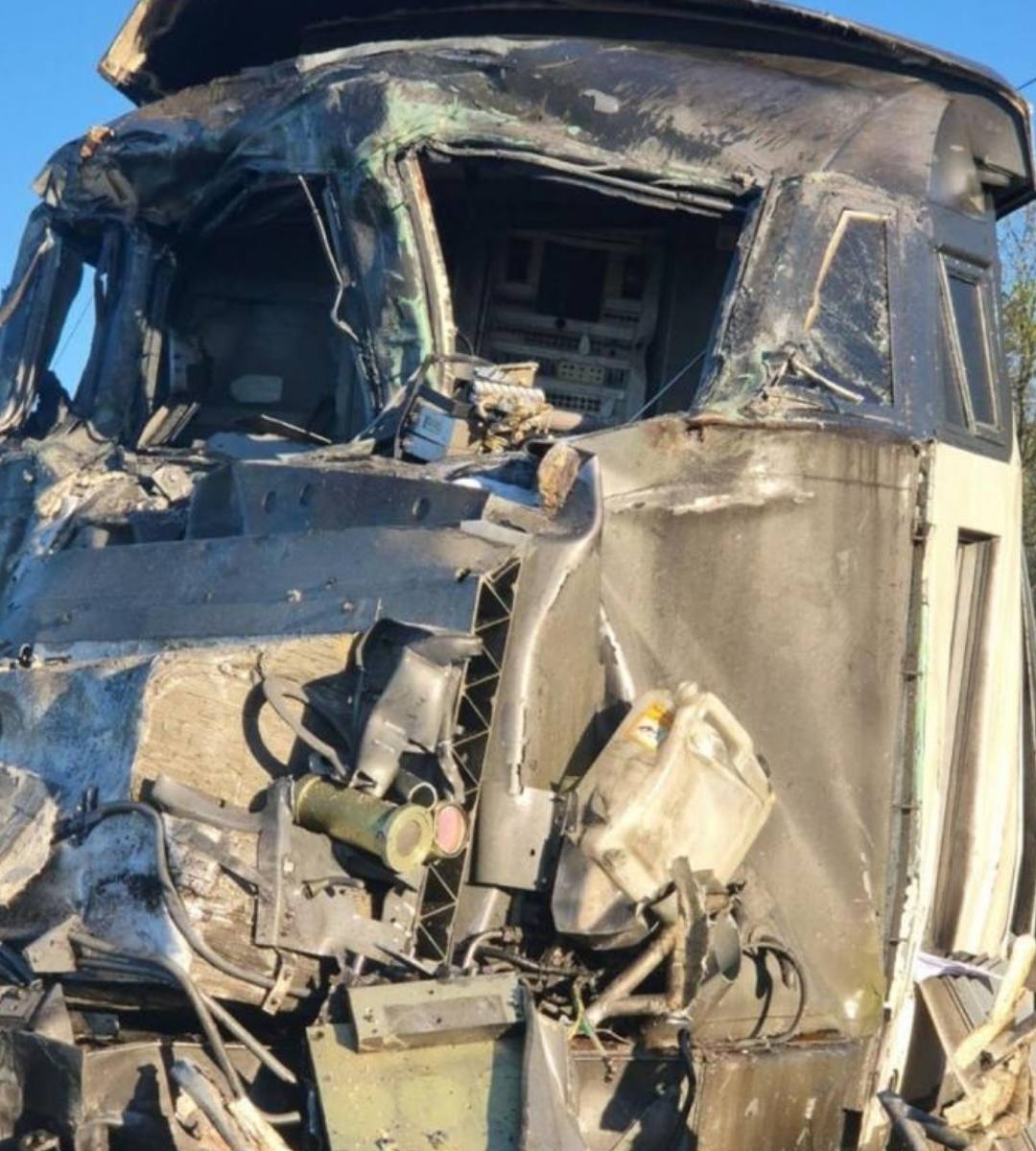 Un tren cu sute de pasageri a intrat într-un convoi militar